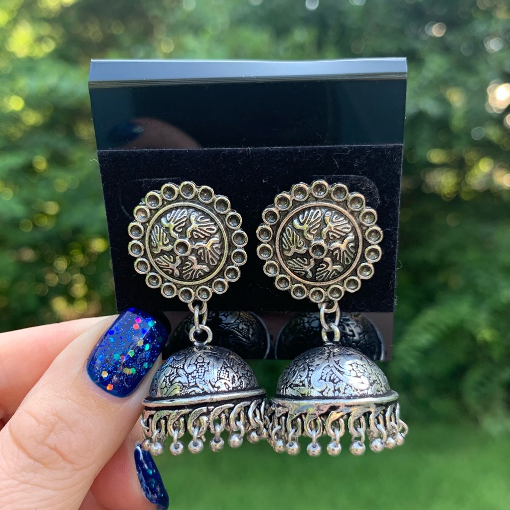 NWT Engraved Metal Fringe Shaker Earrings - Picture 5 of 6